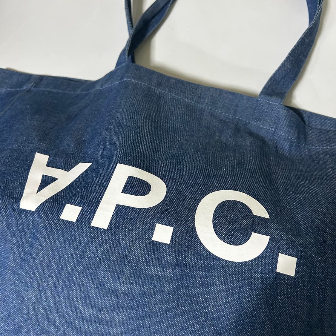[A.P.C.] 아페쎄 로고 프린팅 데님 토트백 상품이미지2