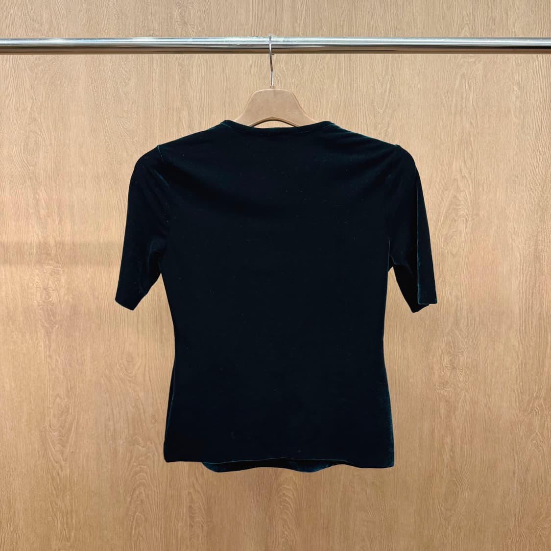 막스앤코 반팔 티셔츠 라운드넥 벨벳 디테일 슬림핏 딥그린 상품이미지3