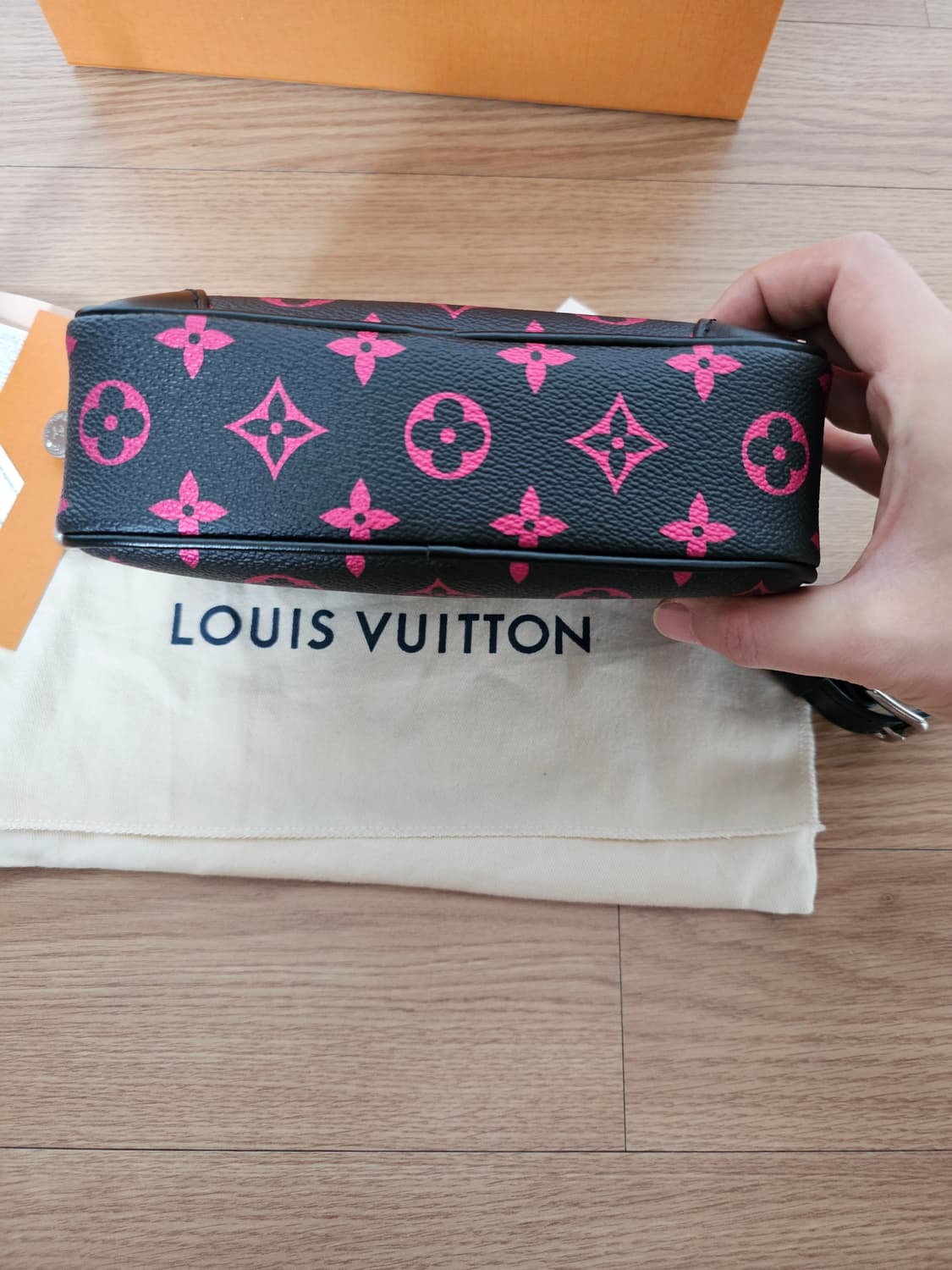 루이비통 한정판 퍼렐 이어폰 그라데이션 크로스백 (새상품) 상품이미지5