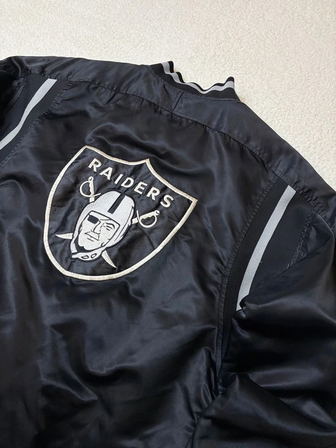 NFL 오클랜드 레이더스 아치 로고 블랙 사틴 바시티 점퍼 PN5733 상품이미지2