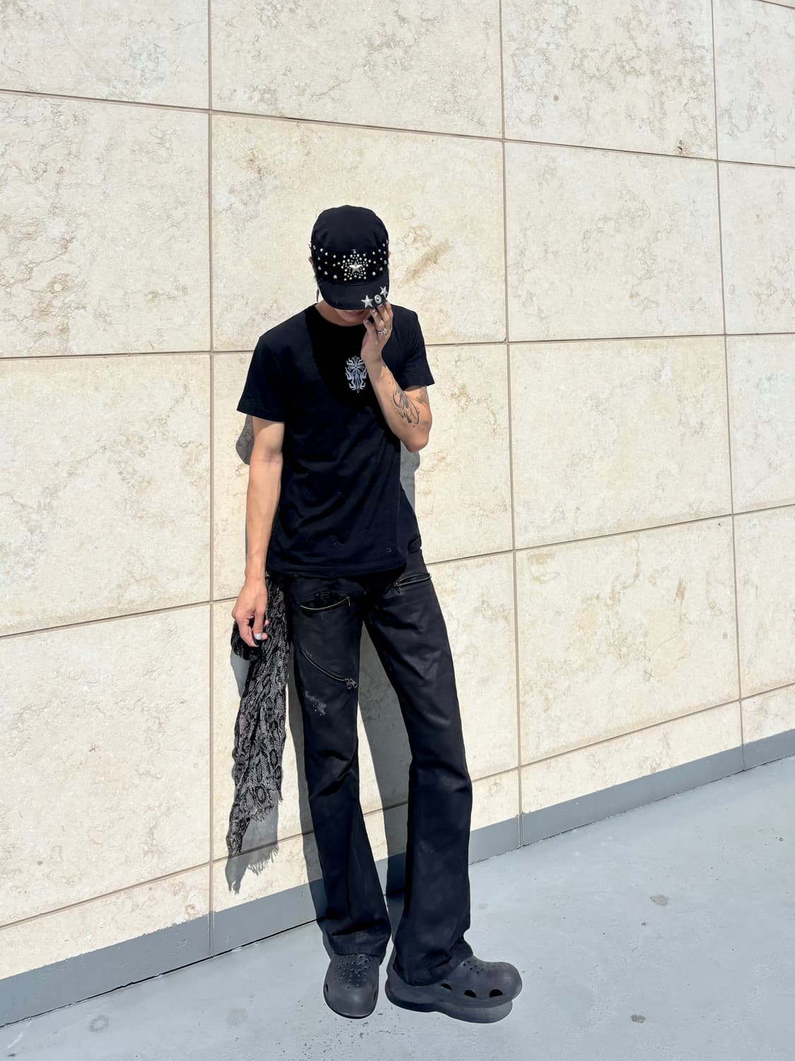 “Vintage” Cross Print Black Tee 상품이미지6
