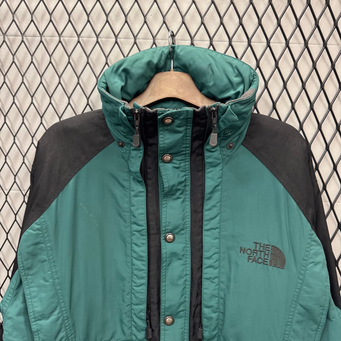 90s 노스페이스 마운틴파카 멀티포켓 디테일 스티프테크 그린 블랙 상품이미지3