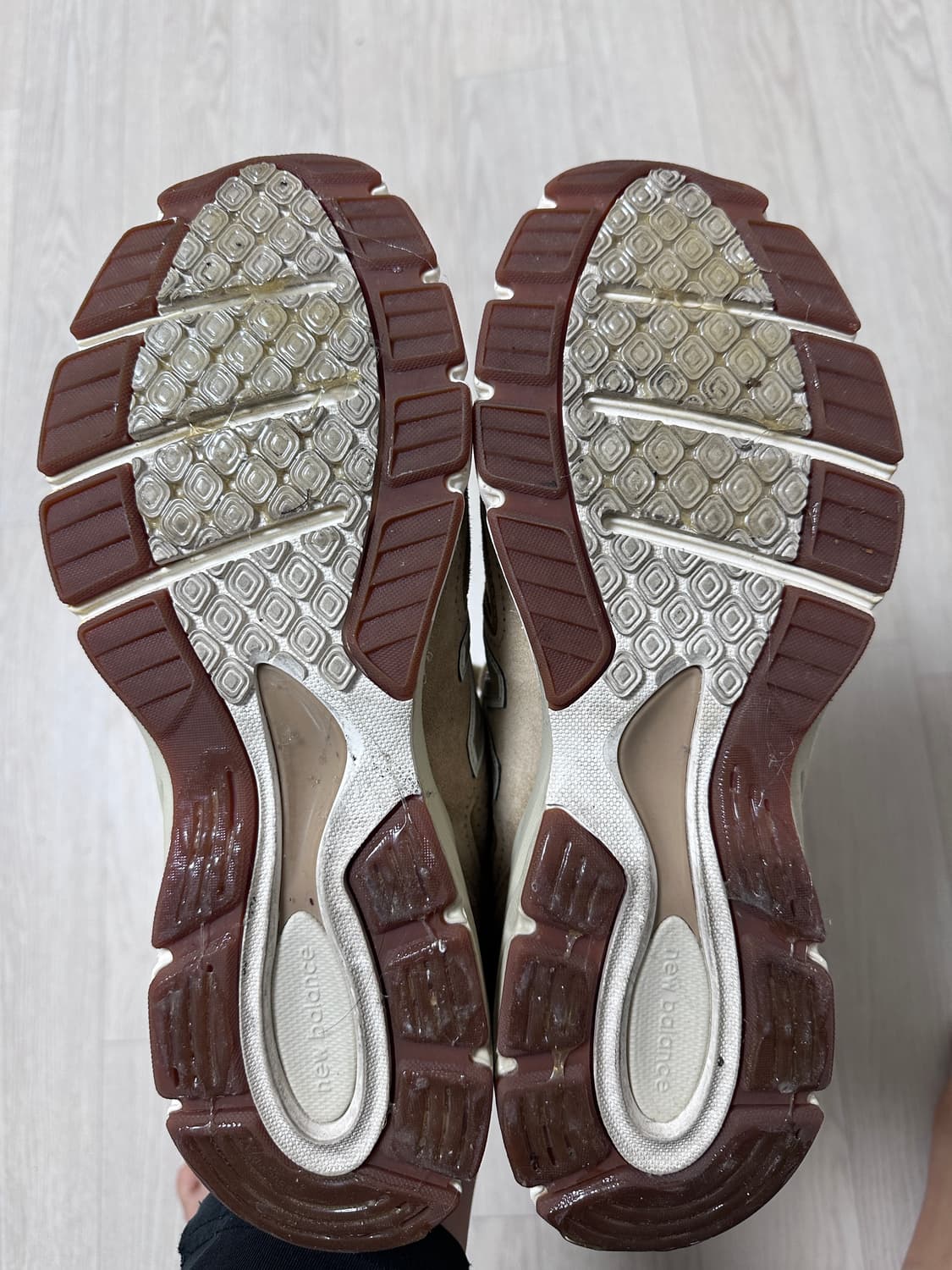 뉴발란스 990 v4 탄 컬러 상품이미지2