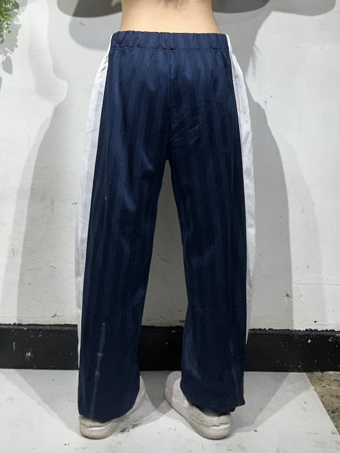 푸마 네이비 화이트 사이드 라인 와이드 트레이닝 팬츠  상품이미지3