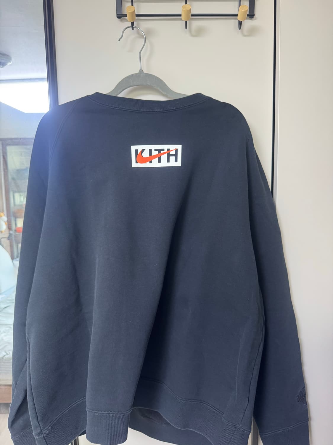 KITH x Nike 맨투맨 블랙 상품이미지1