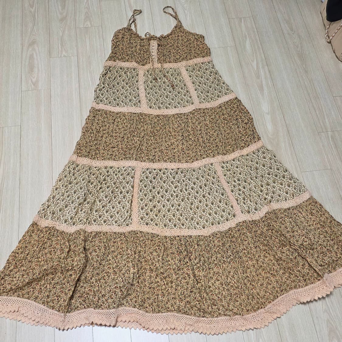 브라운 잔꽃무늬 모리걸st 패치워크 슬리브리스 롱원피스 상품이미지1