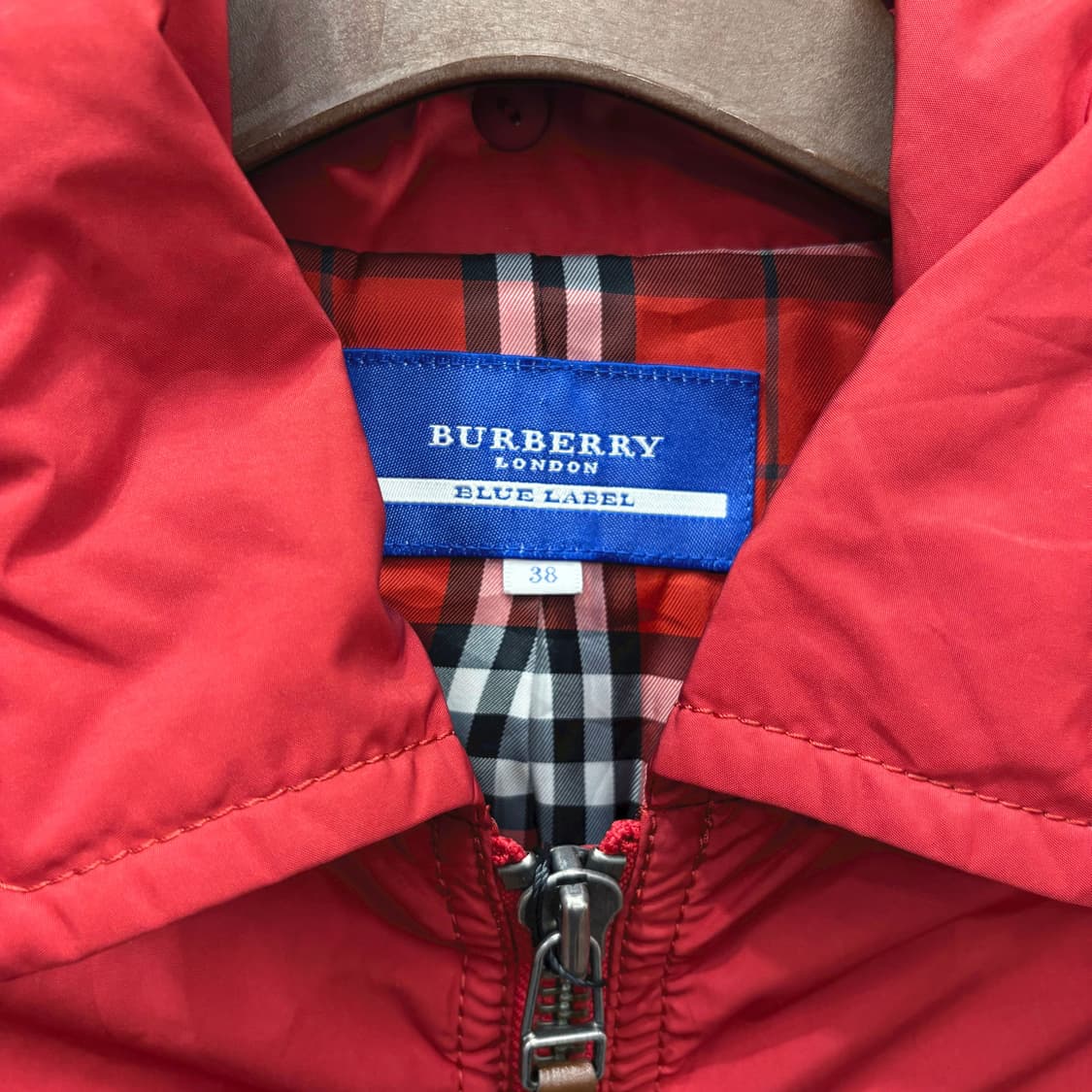 버버리 블루 라벨 패딩 점퍼 퍼 트리밍 후드 체크 안감 배색 디테일 레드 상품이미지6