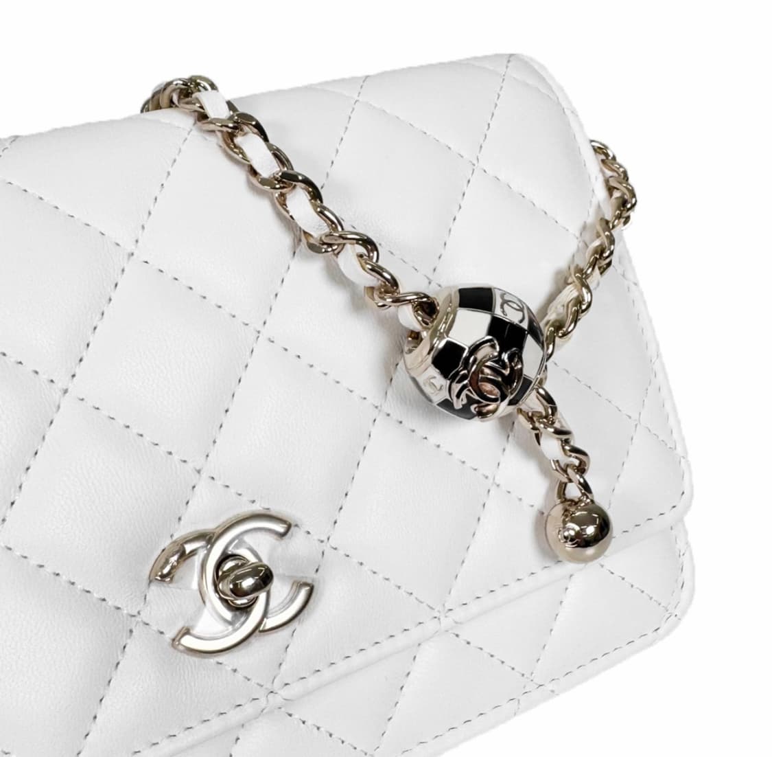 샤넬 여성 램스킨 한정판 골든볼 WOC 체인 숄더 크로스백 금장 화이트 상품이미지1