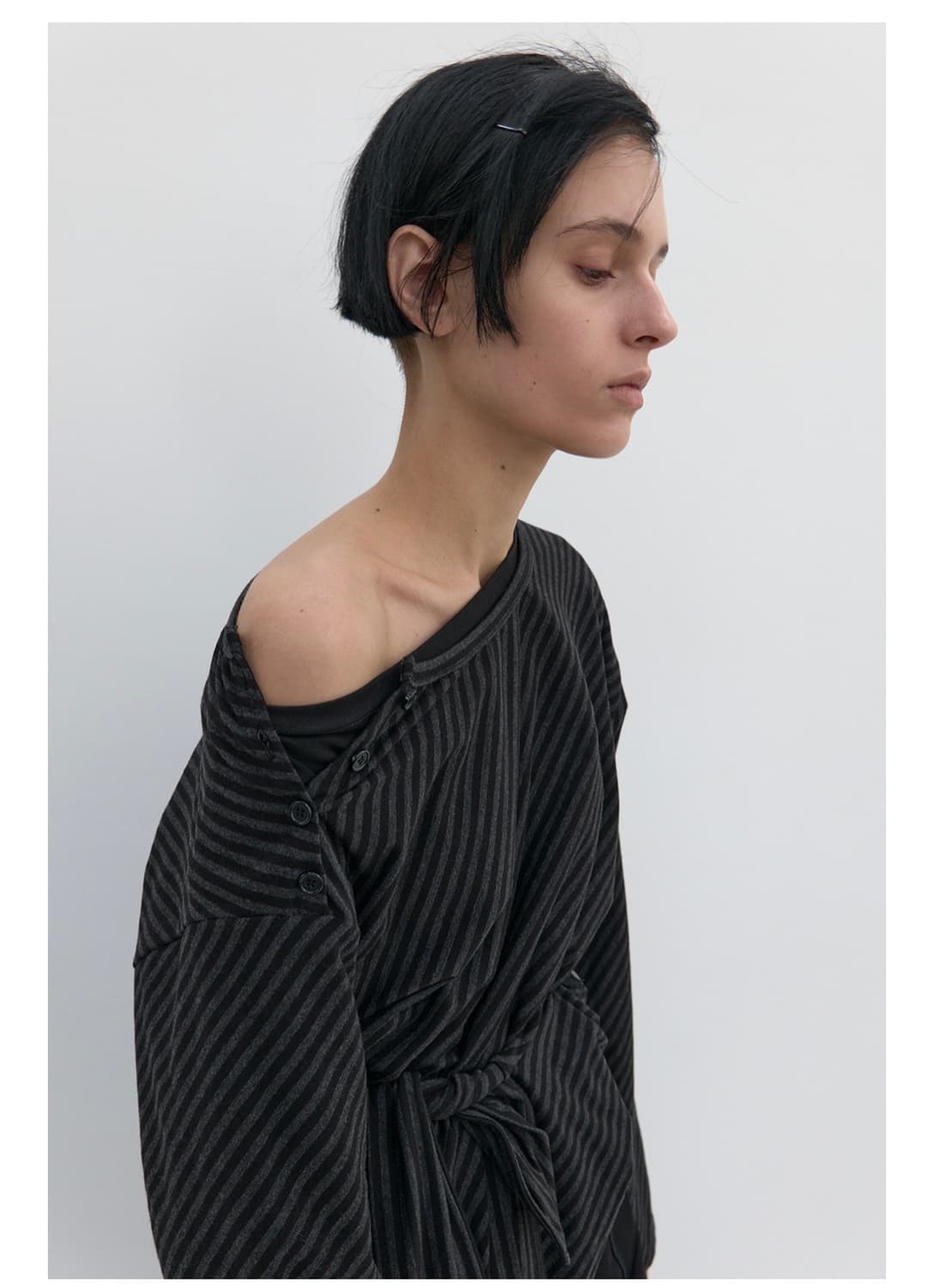 DIAGONAL STRIPE DETAIL TOP IN BLACK-GREY 상품이미지1