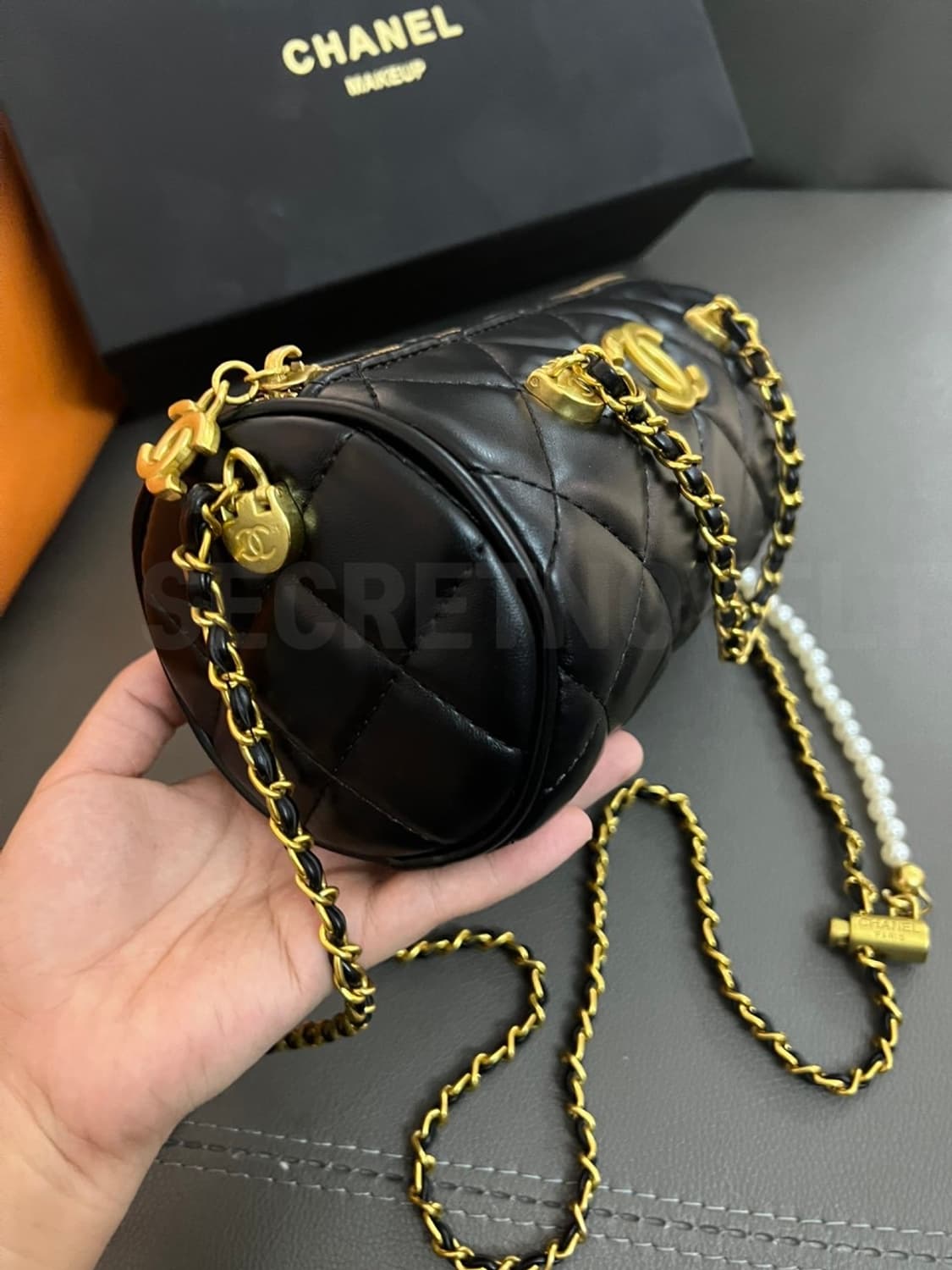 샤넬뷰티 진주체인 미니원통 크로스 숄더백 블랙 VIP 상품이미지3
