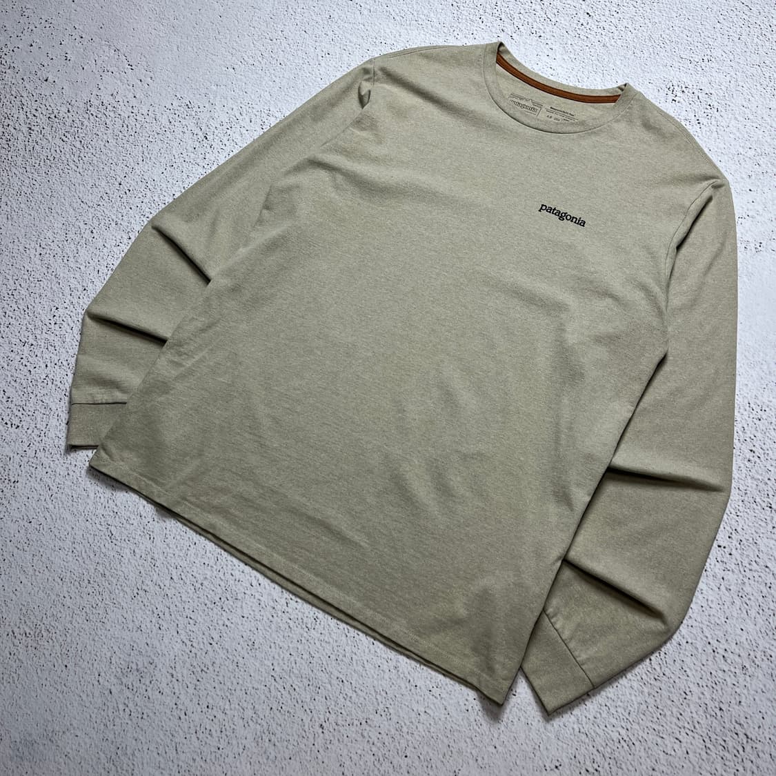 Patagonia Long-Sleeved P-6 Logo Tee 상품이미지1