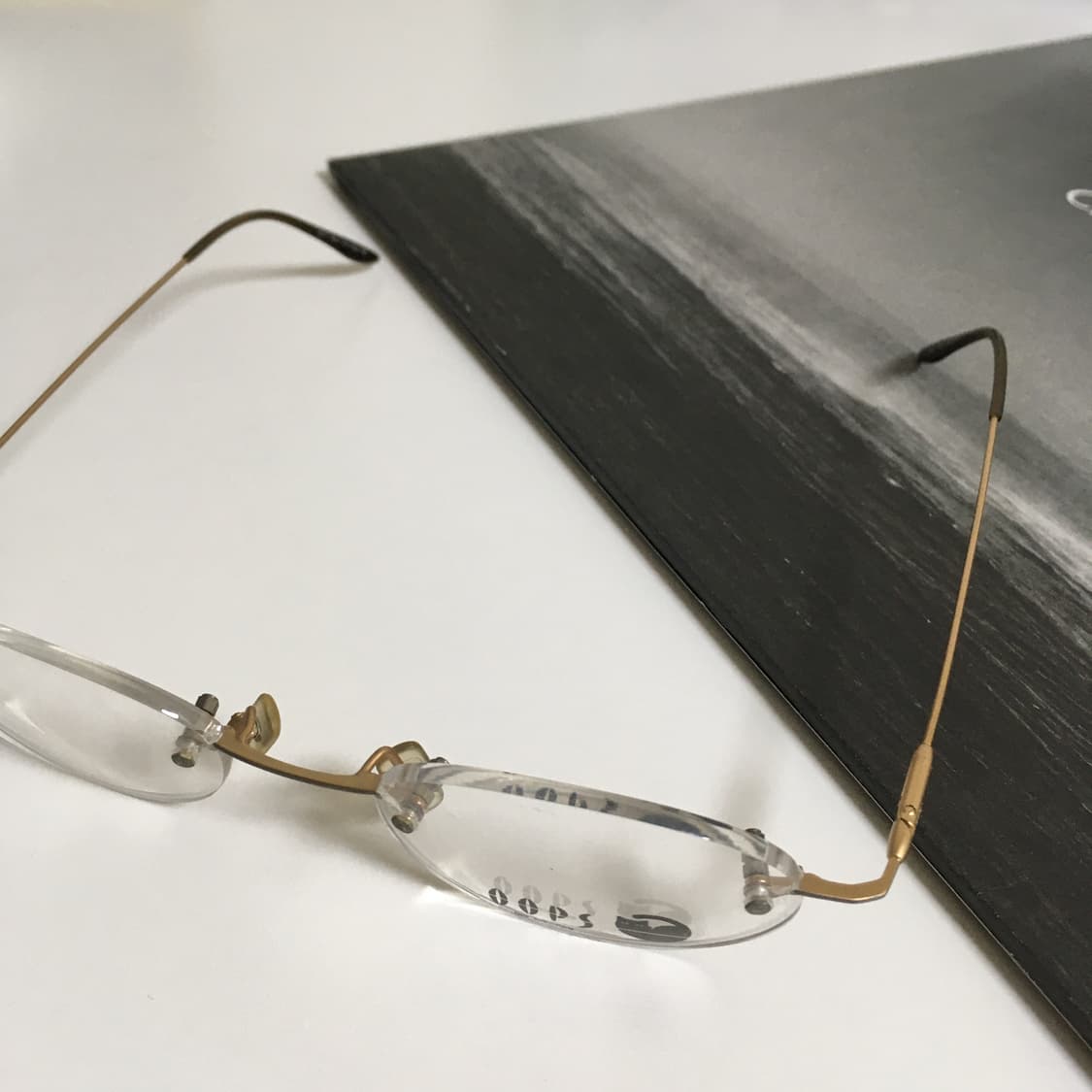 [긱시크/1color] 골드 빈티지 데드스탁 오벌 무테안경 상품이미지3