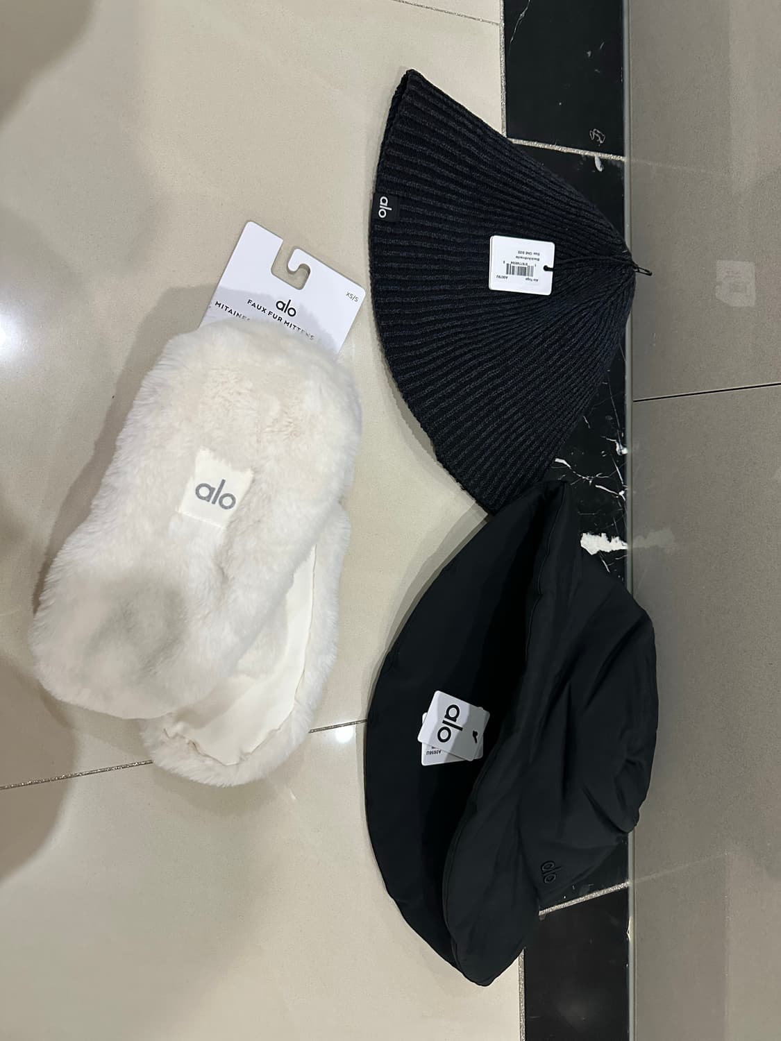 Alo Yoga Faux Fur Mittens 털장갑, 알로 패딩 버킷햇 상품이미지4