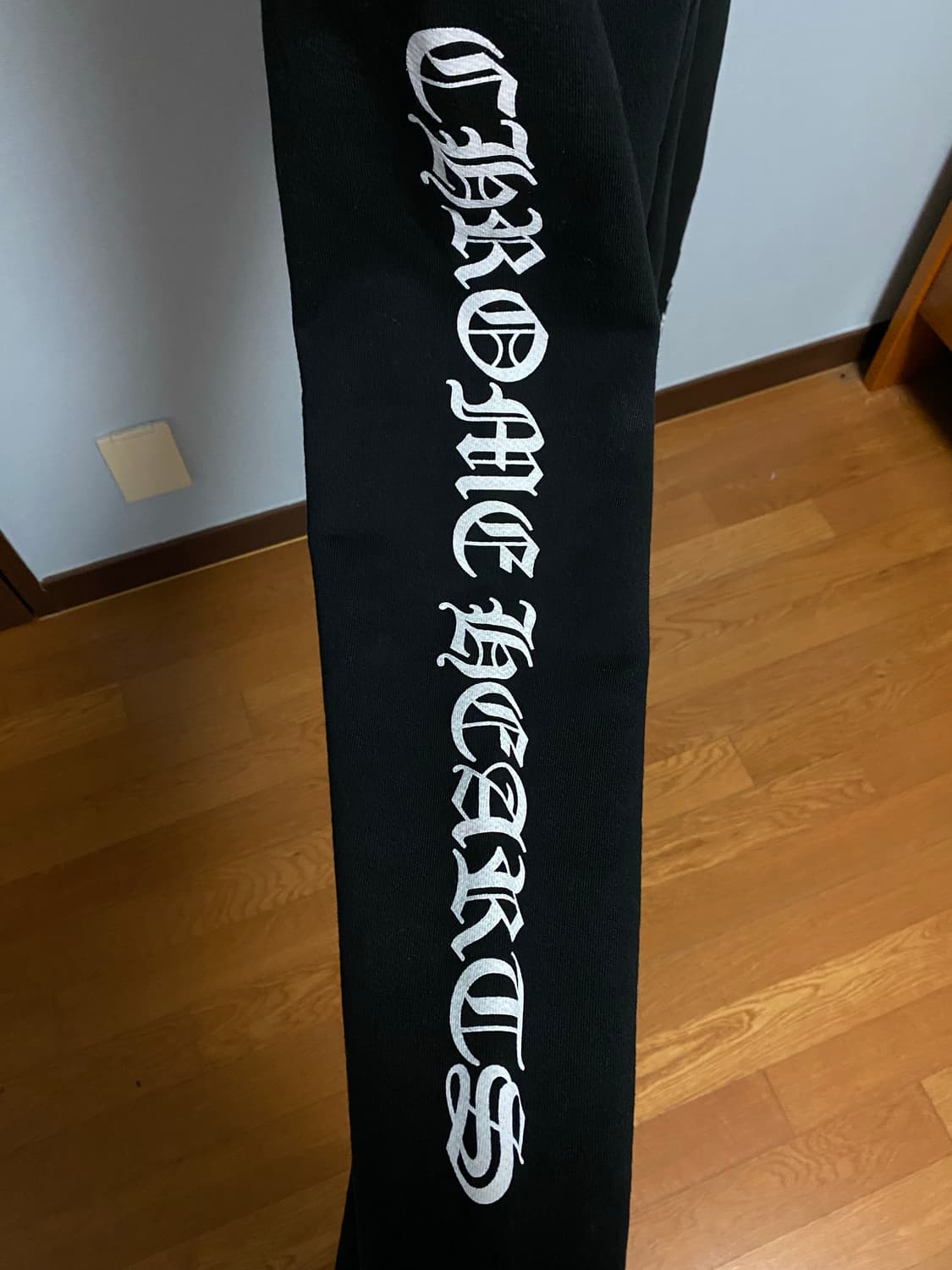 [S] 크롬하츠 스크롤 로고 스펠아웃 스웨트팬츠 블랙 상품이미지3