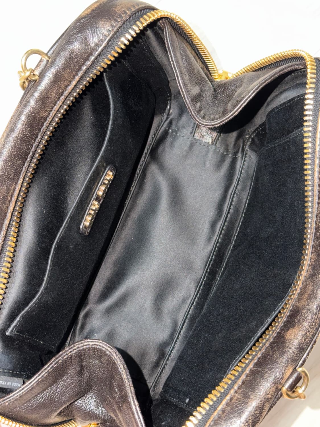 미우미우 엠보싱 로고 체인 숄더백 샌드커피 상품이미지9