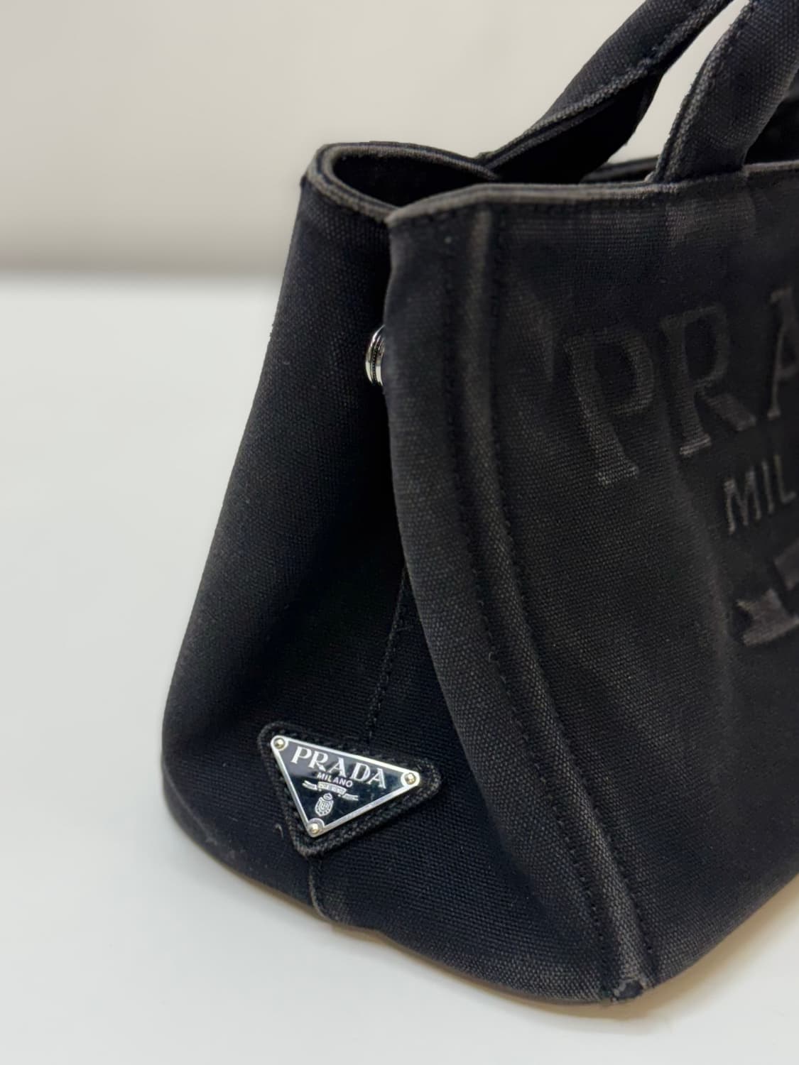 Prada 프라다 엠보스드 로고 캔버스 토트백 상품이미지3