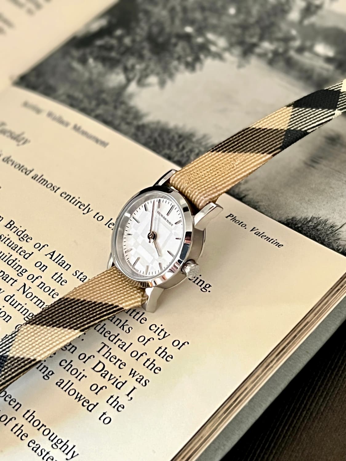 버버리 실버 라운드 여성 시계  상품이미지7