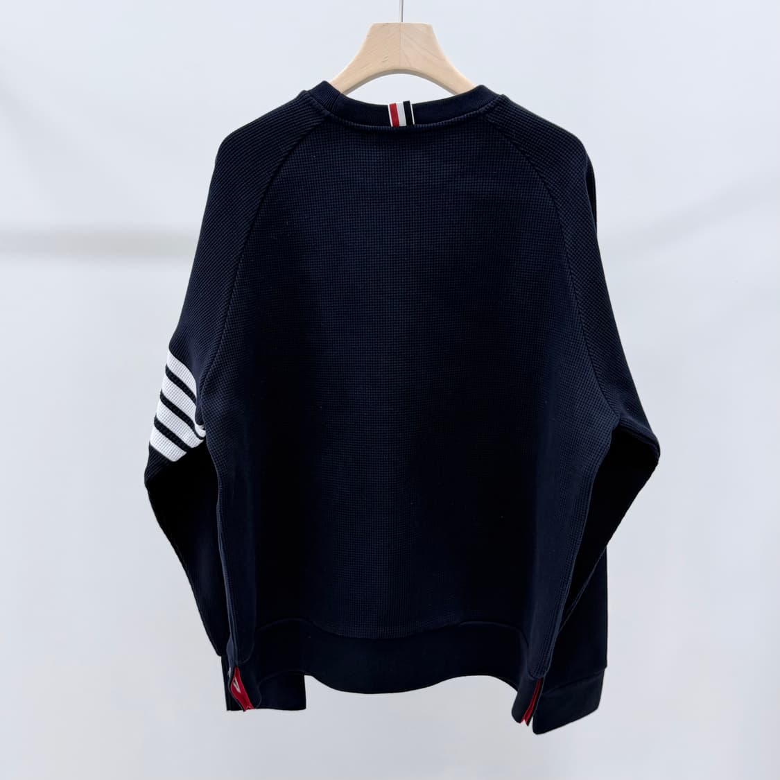 [S+급/5] 톰브라운 사선완장 와플 맨투맨 네이비 상품이미지5