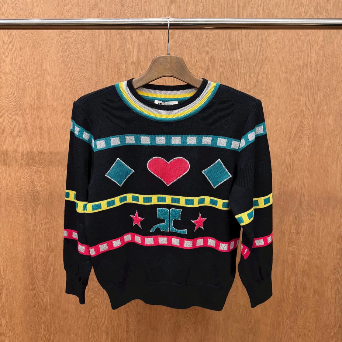 꾸레쥬 긴팔 니트 하트 기하학 패턴 실버 글리터 디테일 레귤러핏 블랙 상품이미지2