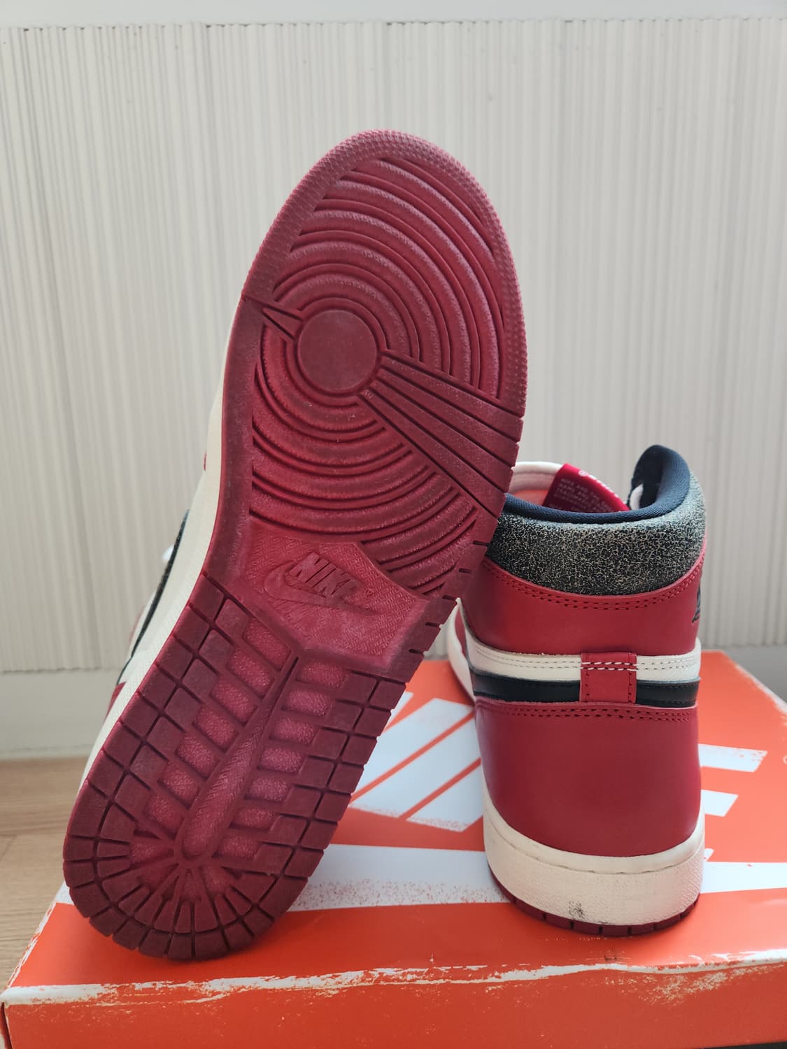 조던 1 레트로 하이 OG 시카고 로스트 앤 파운드 상품이미지10