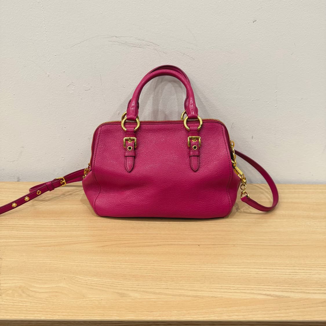 미우미우 보스턴백 비텔로 레더 골드 로고 디테일 핫핑크 상품이미지2