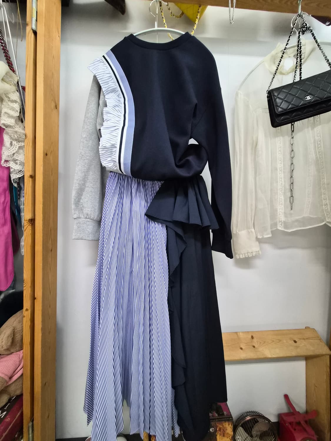 에고이스트 언발 프릴 맨투맨.지고트 언발 스커트 상품이미지1