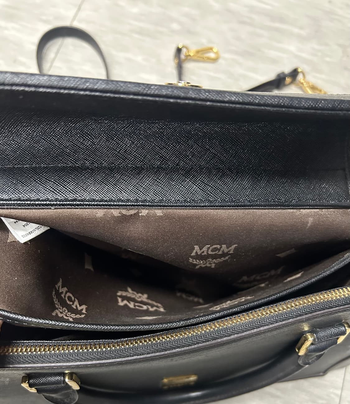 MCM 블랙 사피아노 레더 토트백 상품이미지10