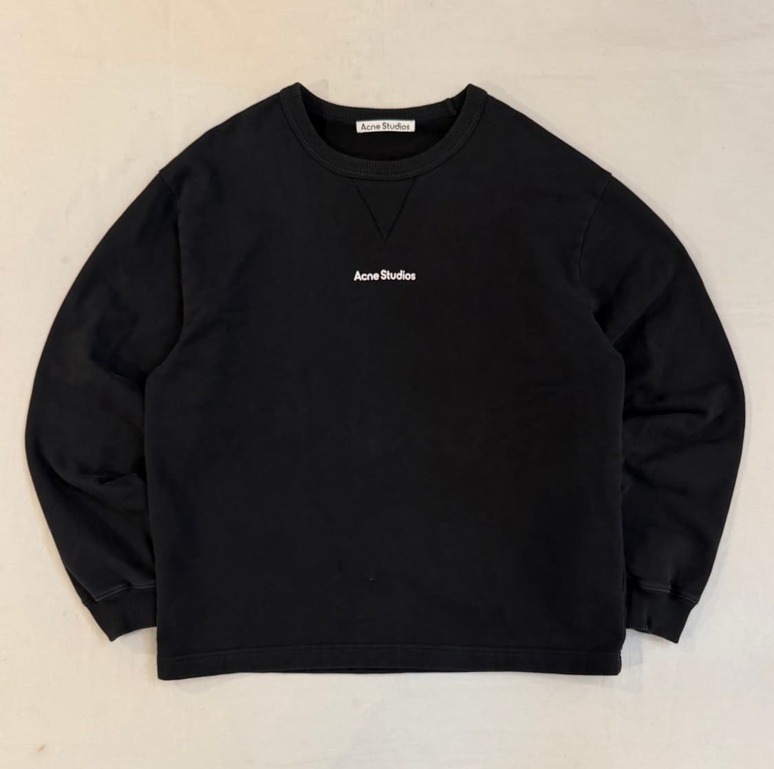 아크네 스튜디오 스탬프 로고 맨투맨 스웻셔츠 블랙 상품이미지1