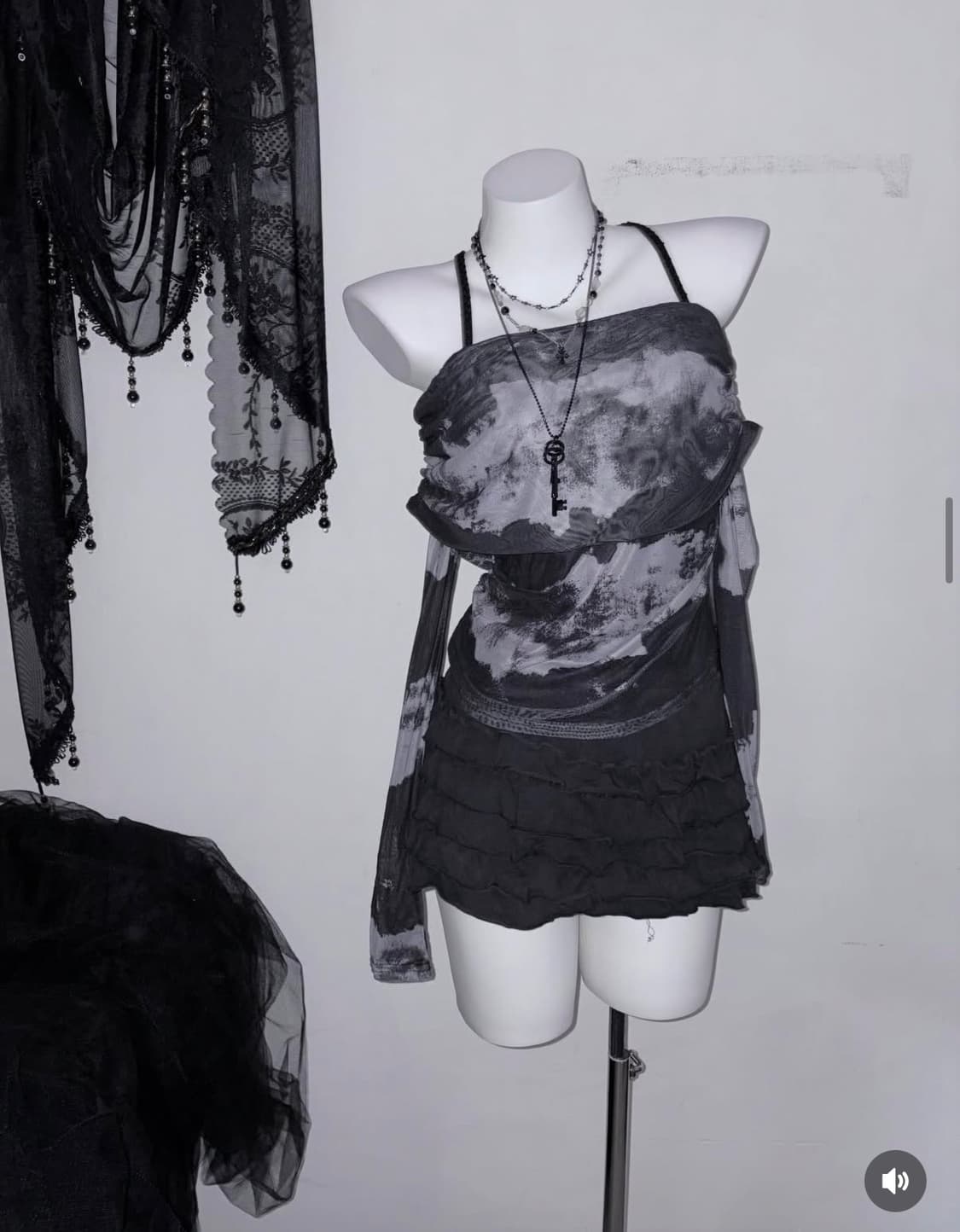 타이다이 그런지 매쉬 시스루 오프숄더 탑 상품이미지1