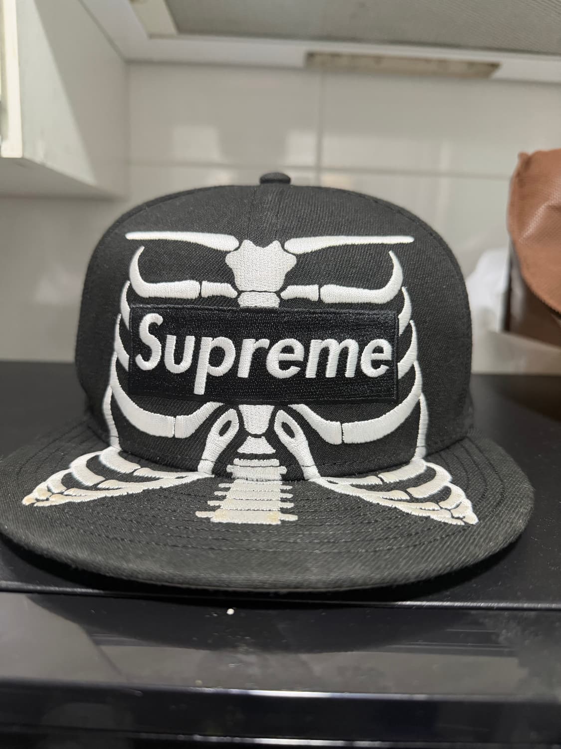 슈프림 뉴에라 본즈 박스로고 모자 상품이미지1