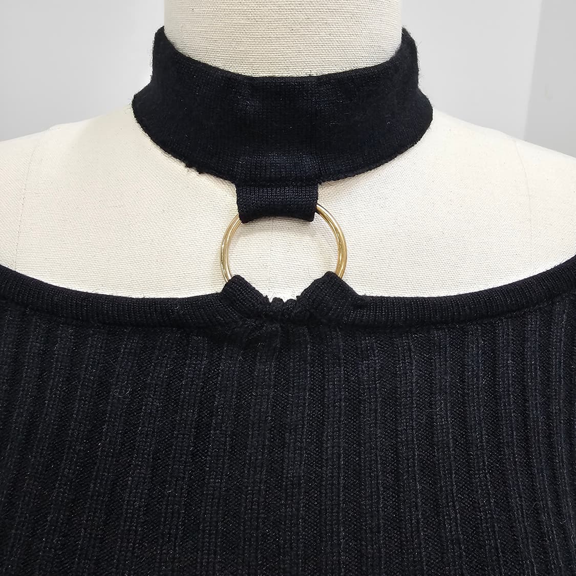 블랙 초커 오프숄더 골지 슬림핏 니트 상품이미지3