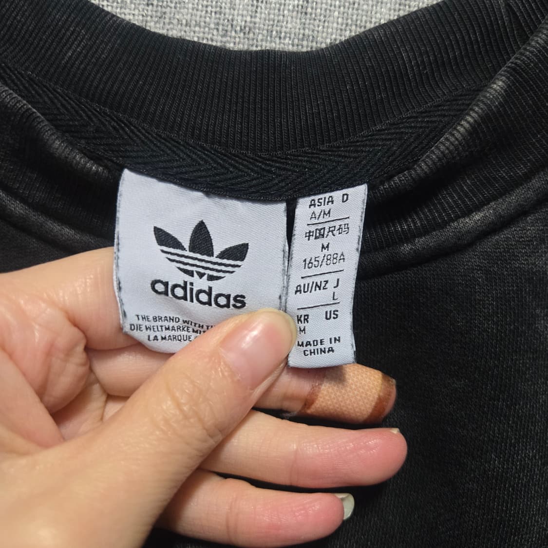 아디다스 기모  트레포일 블랙 워싱 크롭 맨투맨   상품이미지4