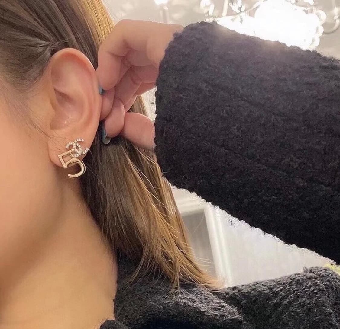 샤넬 정품 cc로고 업사이클링 넘버5 골드 귀걸이 상품이미지4