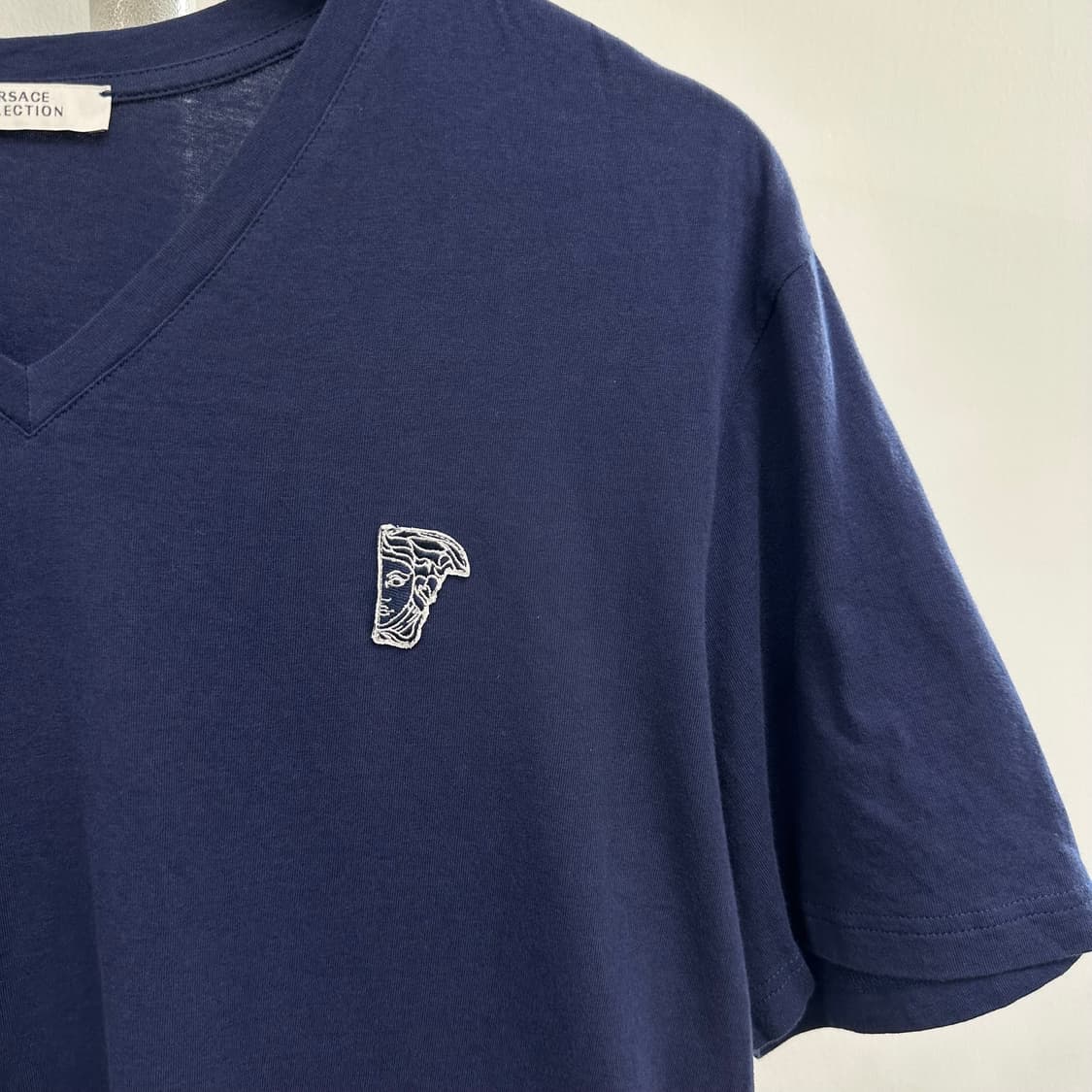 베르사체 로고 브이넥 티셔츠 상품이미지3