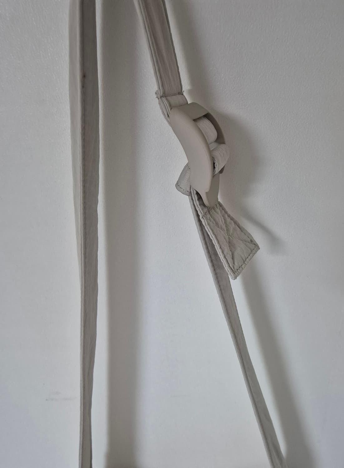 코스 COS 나일론 크로스바디 새들백 라이트그레이 상품이미지3