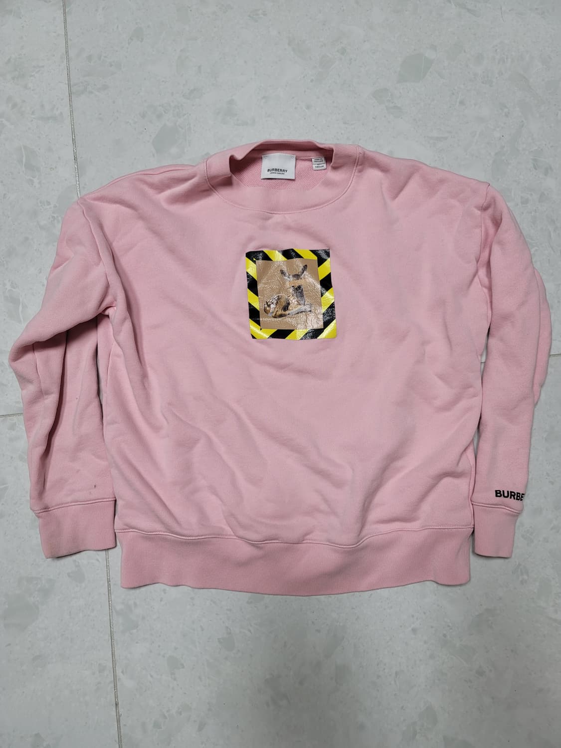 버버리 핑크 맨투맨 키즈140 정품

오른팔소매 약간의 오염 상품이미지1