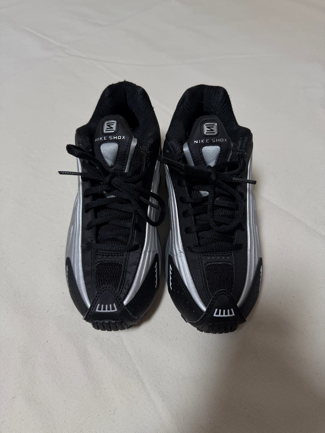 (W) 나이키 샥스 R4 메탈릭 실버 앤 블랙 상품이미지3