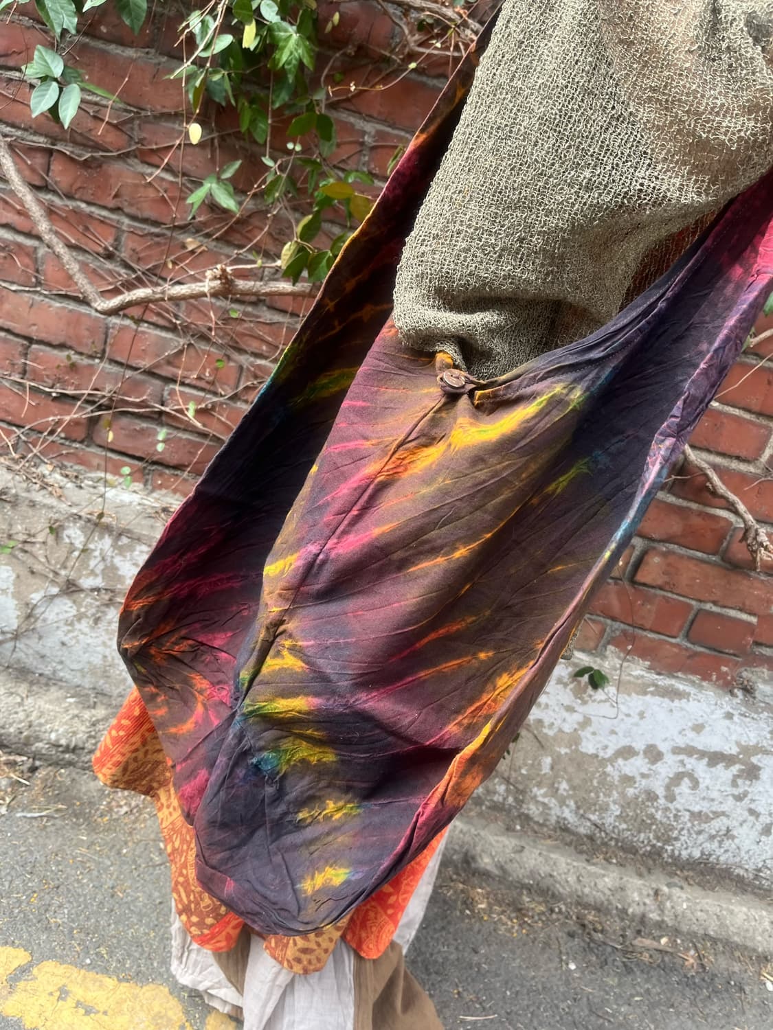 브라운 타이다이 크로스백 상품이미지4