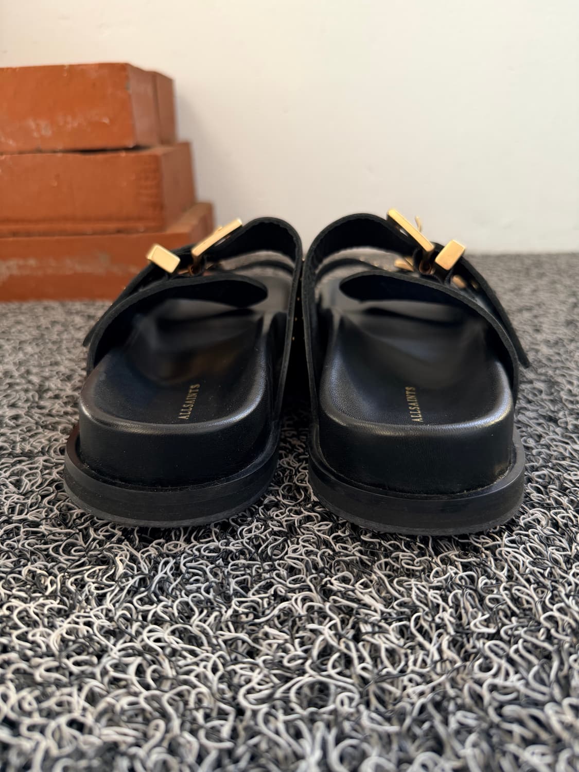 올세인츠(AllSaints) 스터드 버클 레더 슬라이드 샌들 - 블랙  상품이미지3