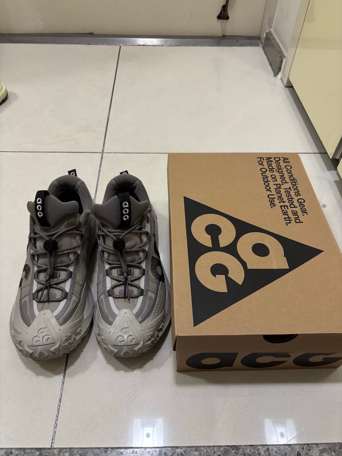 [285] 나이키 ACG 마운틴 플라이 2 로우 라이트 아이언 오어 블랙 상품이미지1