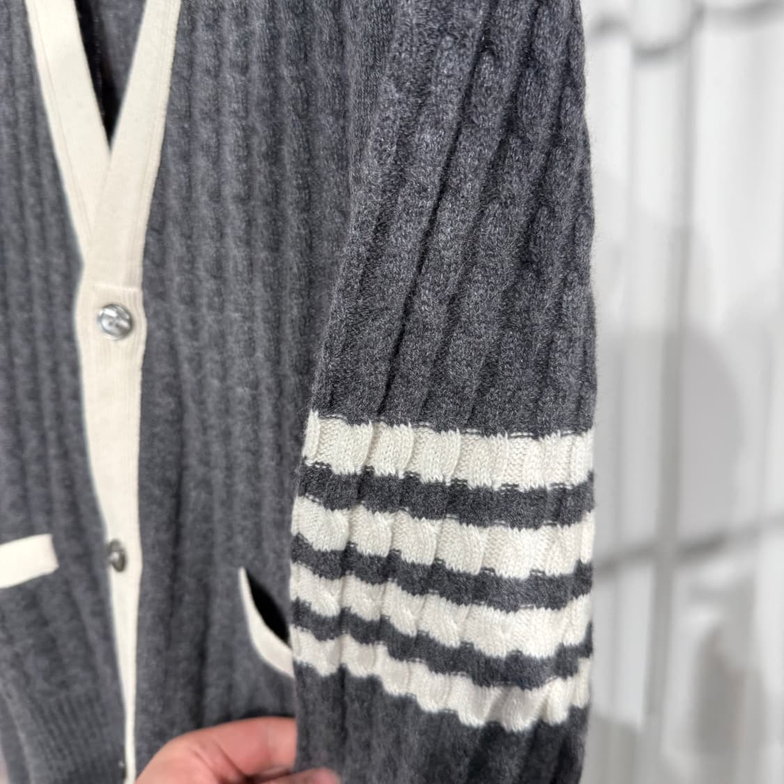 [정품] 톰브라운 캐시미어 사선 브이넥 가디건 25년식 (4사이즈) 상품이미지4