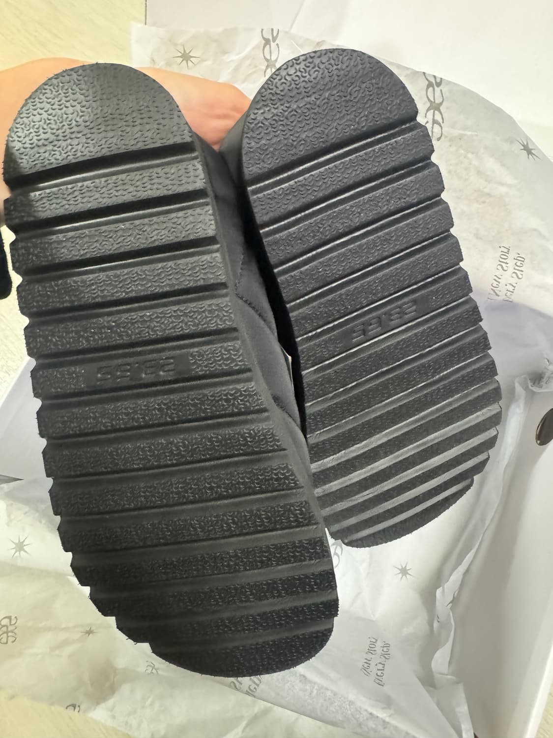 23.65 폴카1 V2 패딩 방한 슬리퍼 블랙 240 상품이미지5