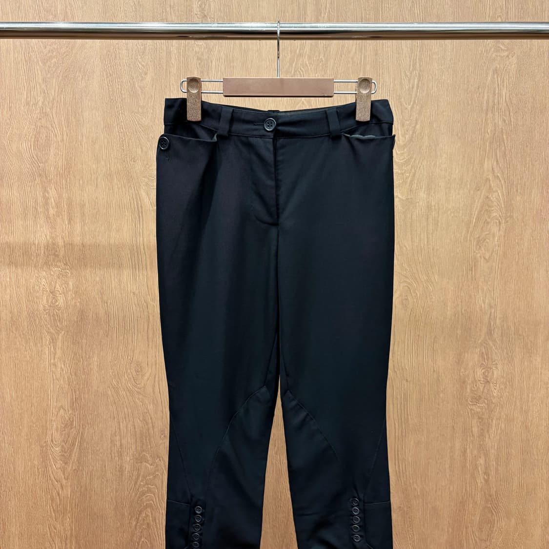 끌로에 7부 슬림 스트레이트 테일러드 팬츠 멀티 버튼 포켓 디테일 블랙 상품이미지4