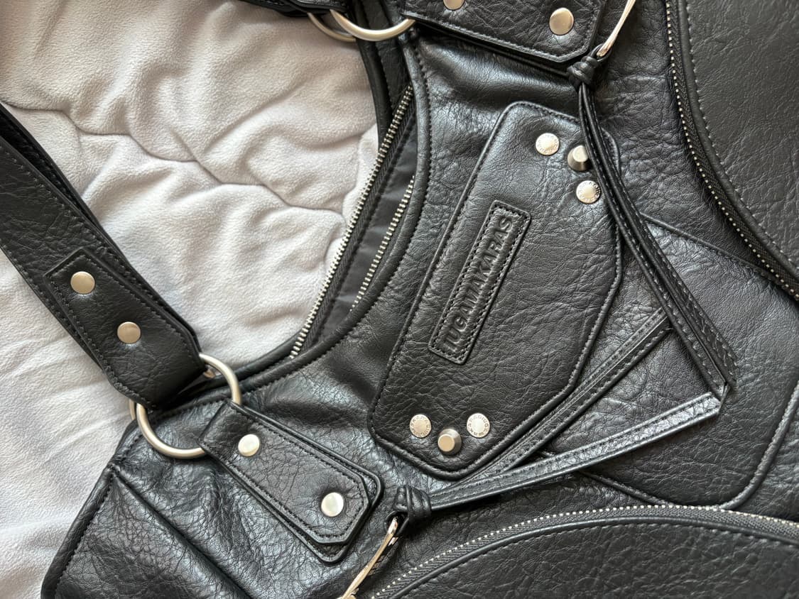 이우가마카라스 숄더백 Studded Leather Shoulder Bag 상품이미지4