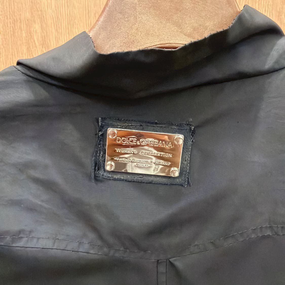 돌체앤가바나 나일론 자켓 하이넥 실버 로고 패치 밴딩 밑단 디테일 블랙 상품이미지6