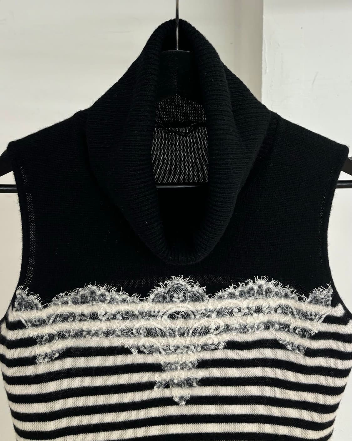 에르마노 설비노 블랙 스트라이프 케시미어 슬리브리스 상품이미지2