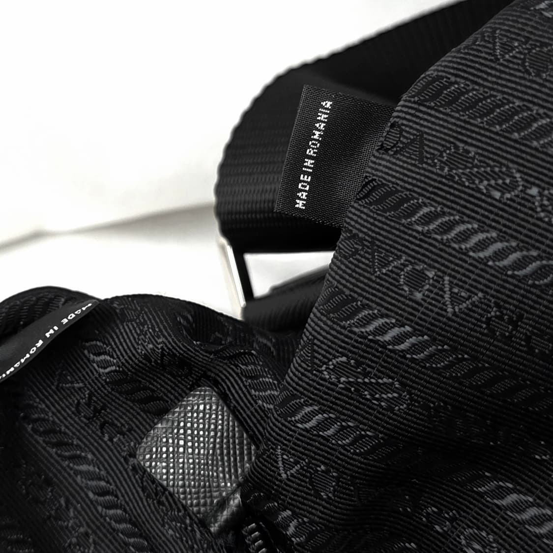 [정품 PRADA] 프라다 사피아노 투지퍼 나일론 크로스백 남녀공용 상품이미지7