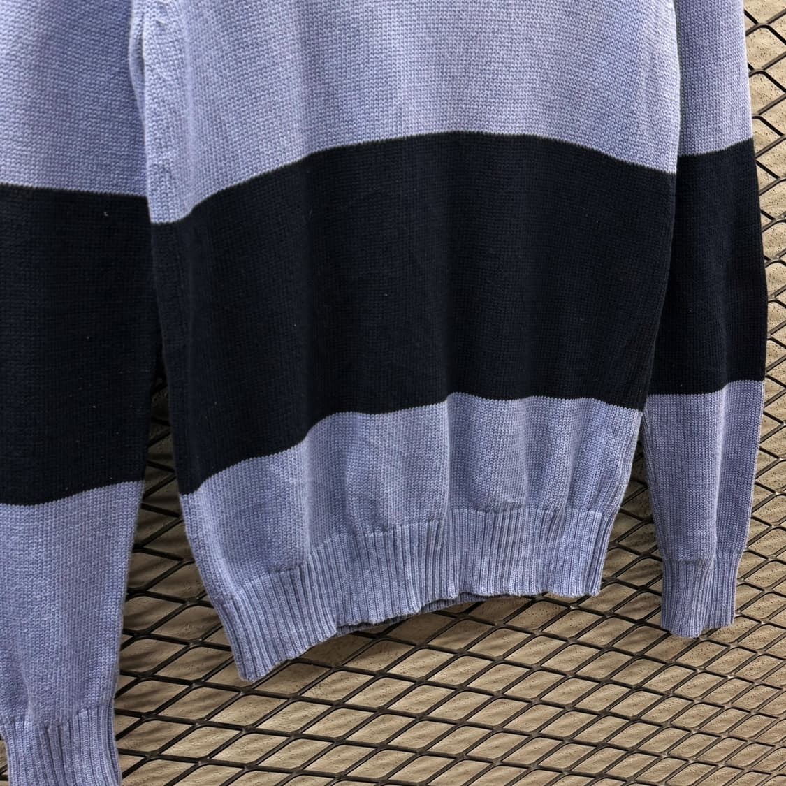 노티카 와이드 스트라이프 코튼니트 톤다운 컬러블럭 로고 디테일 네이비블루 상품이미지5