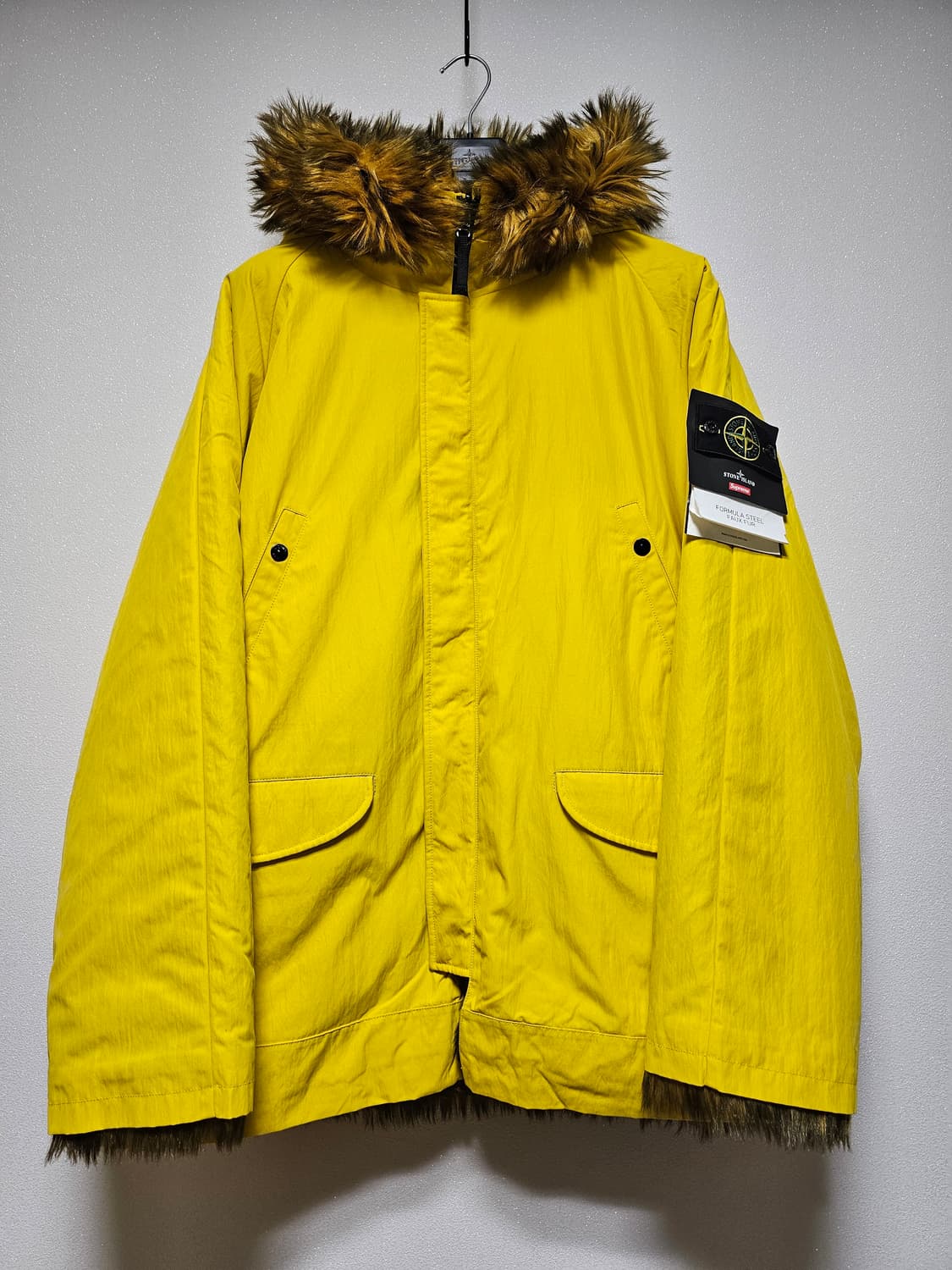 슈프림 x 스톤 아일랜드 포뮬러 스틸 리버시블 포우 퍼 파카 상품이미지1