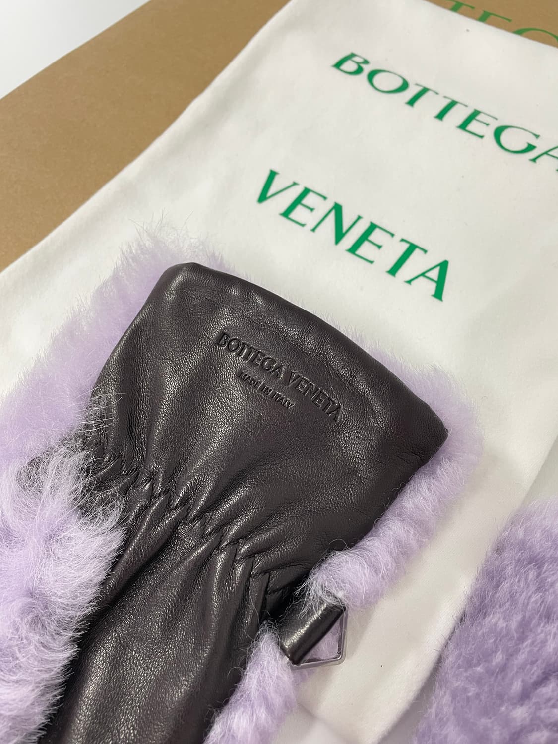 새상품 보테가 베네타 테디 시어링 레더 벙어리 장갑 라벤더 컬러 상품이미지3